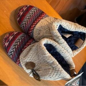 New With Tags Women’s Size Small (5-6) Muk Luks Slippers